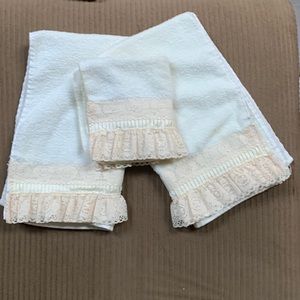 Decorative hand towel set